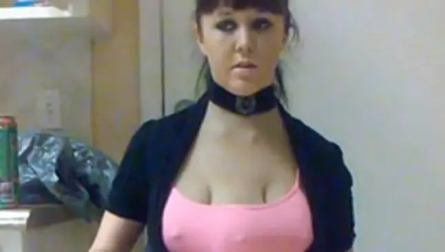 Mujer se implanta un tercer seno