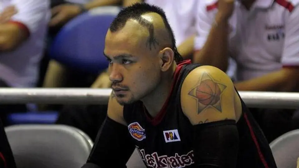 Basquetbolista en Filipinas sorprende con look de iguana