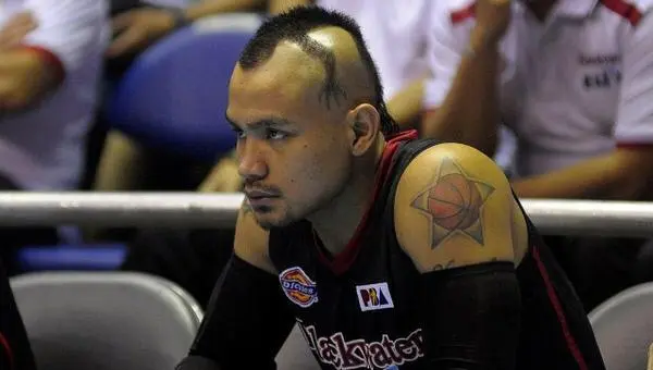 Basquetbolista en Filipinas sorprende con look de iguana