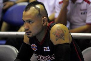 Basquetbolista en Filipinas sorprende con look de iguana