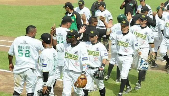 Jugadores de Pericos durante un juego | ESPECIAL
