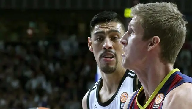 Ayón luce en triunfo de Real Madrid sobre Barcelona