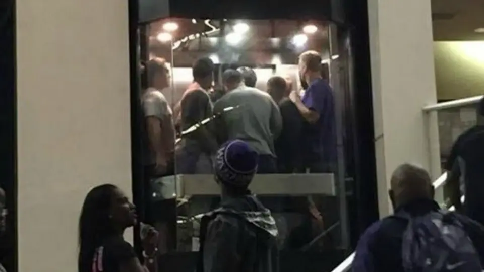 Bomberos rescatan a equipo de americano atorado en elevador