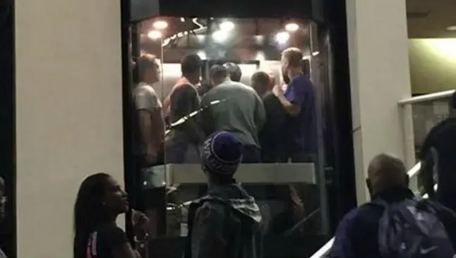Bomberos rescatan a equipo de americano atorado en elevador