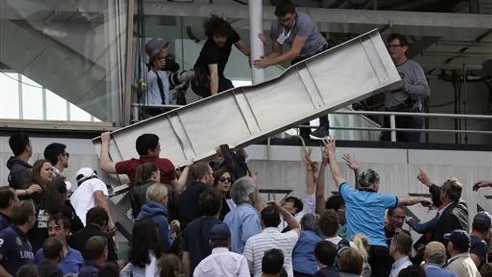 Marcador de Roland Garros cae sobre aficionados