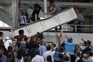 Marcador de Roland Garros cae sobre aficionados