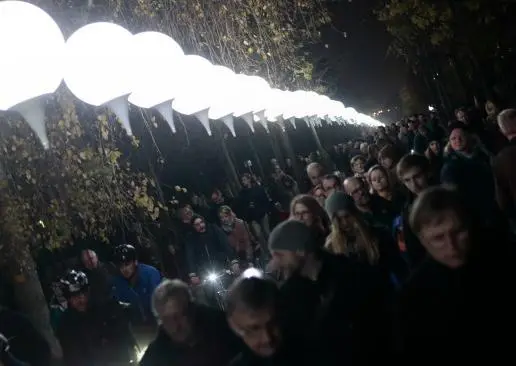 'Globos' del aniversario de la caída del muro de Berlín acaban en Internet
