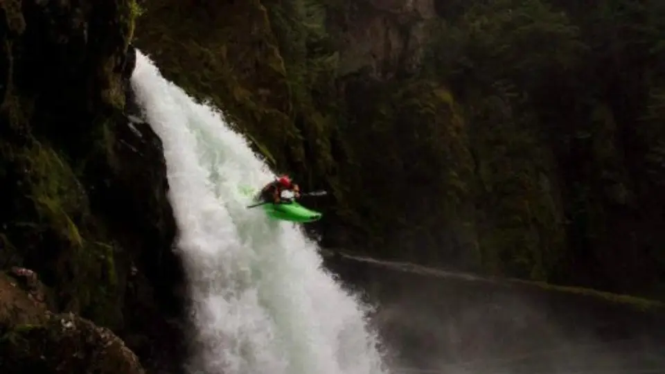 Conoce las cascadas más peligrosas para realizar kayak