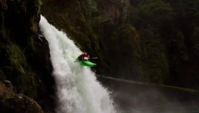 Conoce las cascadas más peligrosas para realizar kayak