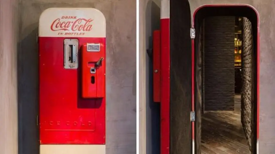 Espectacular bar tras una máquina de refrescos'