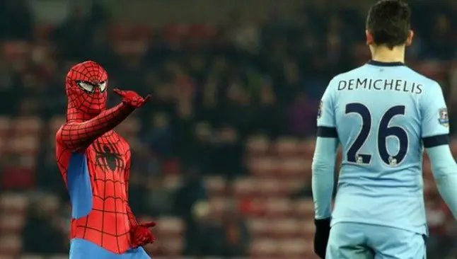 Spiderman aparece en el partido del Manchester City