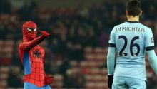 Spiderman aparece en el partido del Manchester City
