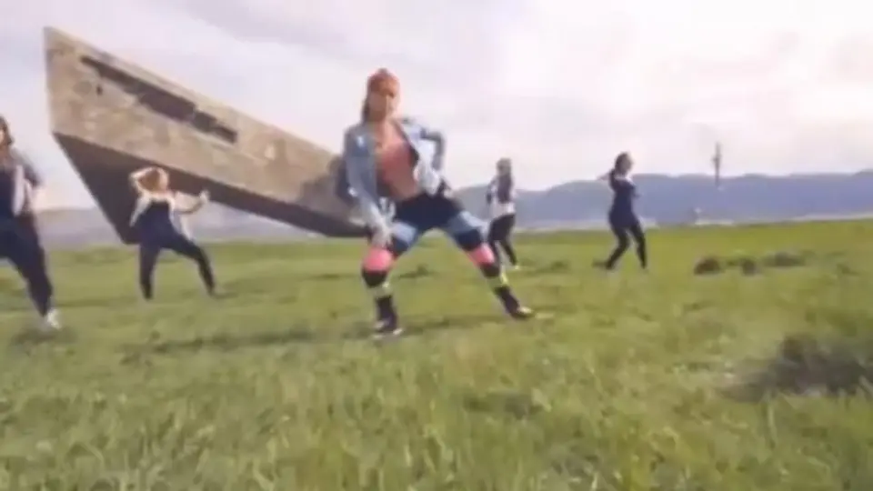 Tres mujeres, arrestadas por bailar en monumento de guerra