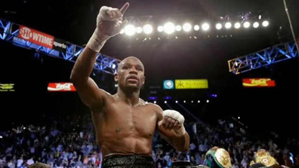 Floyd Mayweather Jr. firma contrato con pluma de oro