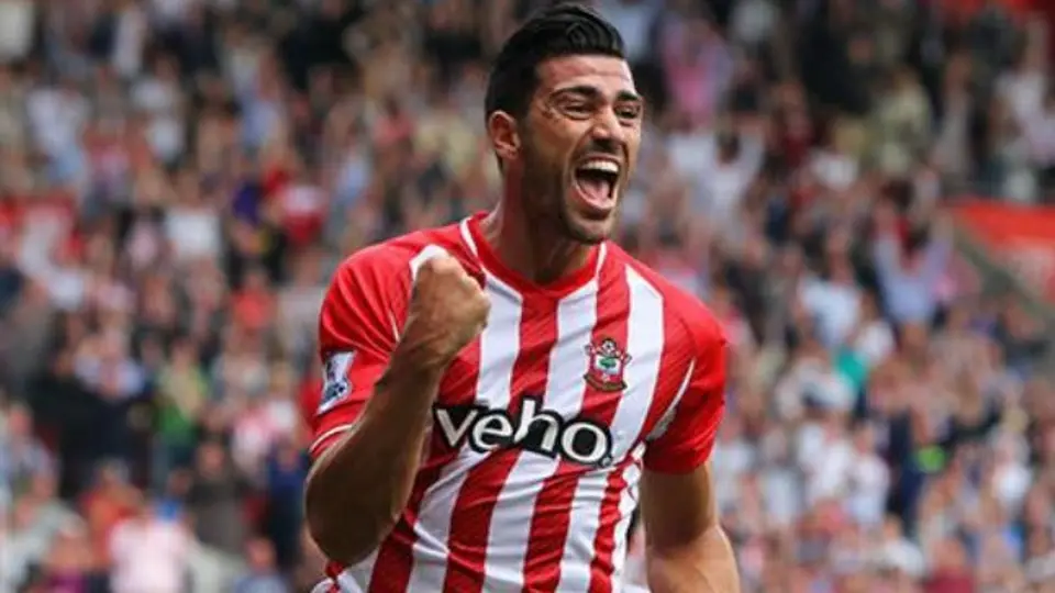 Jugador del Southampton asegura ser más guapo que CR7