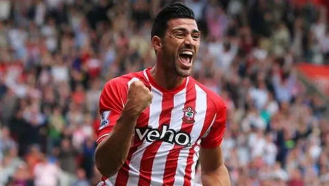 Jugador del Southampton asegura ser más guapo que CR7