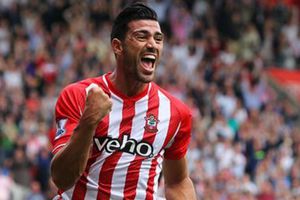 Jugador del Southampton asegura ser más guapo que CR7