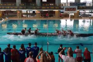 Polacos mezclan el juego de la soga con canotaje