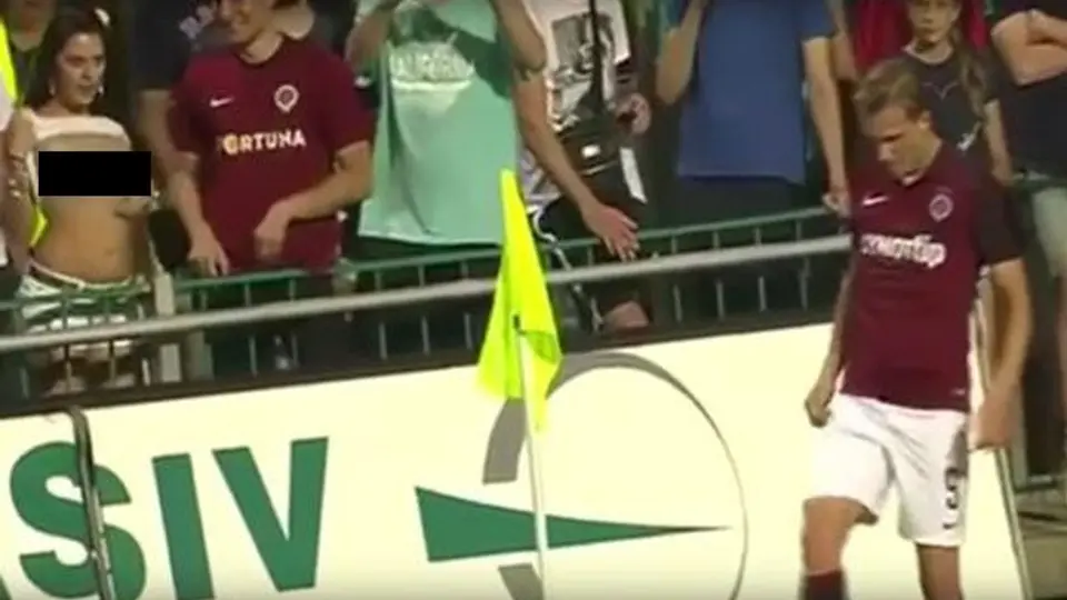 Aficionada hace 'topless' en pleno partido