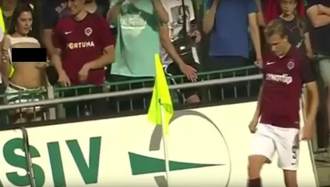 Aficionada hace 'topless' en pleno partido