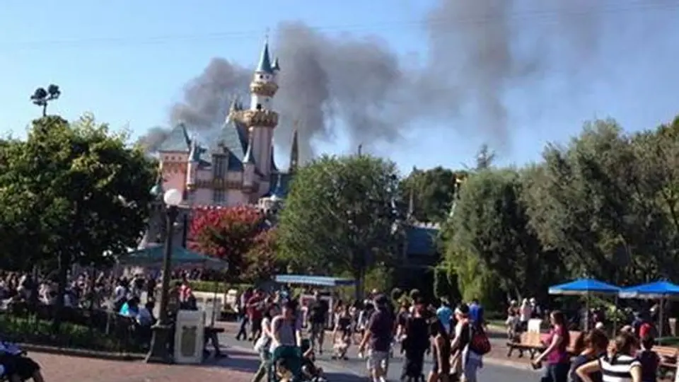 Fuegos artificiales causan incendio en Disneylandia