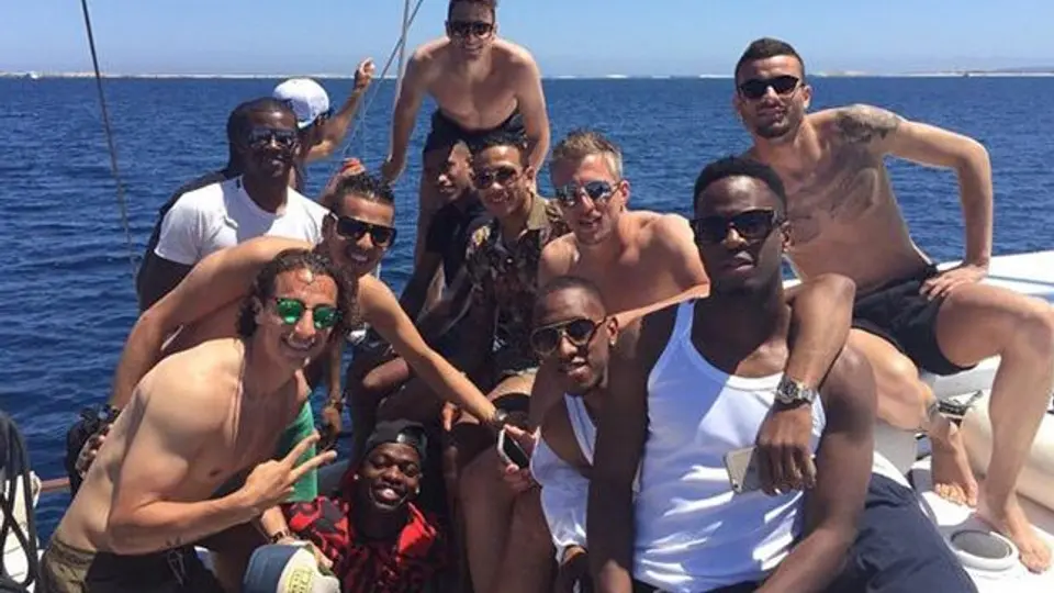 Guardado festeja título del PSV en Ibiza
