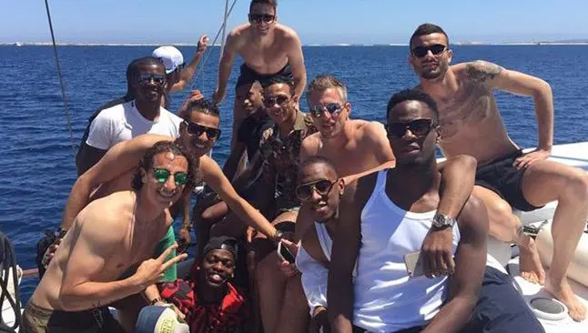 Guardado festeja título del PSV en Ibiza