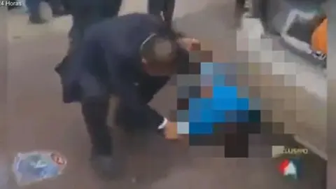 Reportero desata burlas por querer entrevistar a cadáver