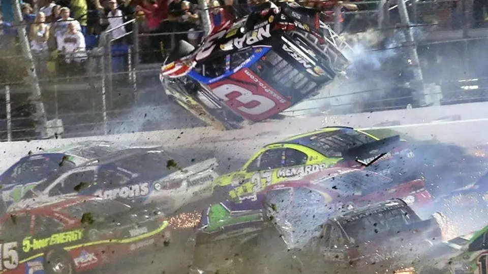Espeluznante choque en la NASCAR deja 30 heridos