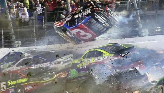 Espeluznante choque en la NASCAR deja 30 heridos