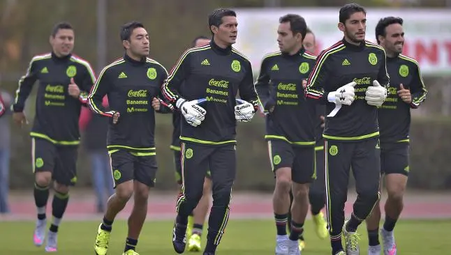 Jugadores de México trotan durante entrenamiento en Chile | IMAGO7