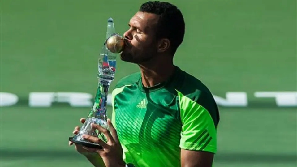 Tsonga vence a Federer y se corona en Toronto