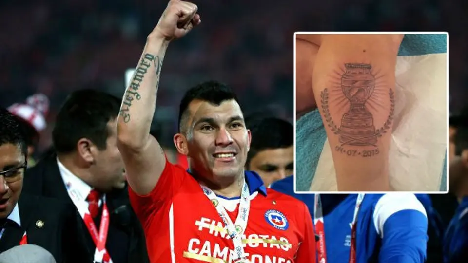 Gary Medel se tatúa el trofeo de Copa América