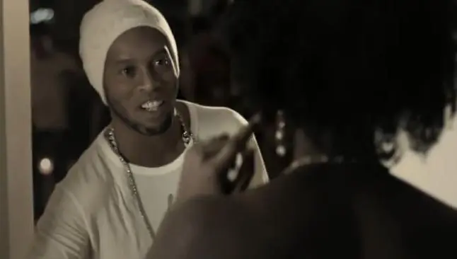 Ronaldinho participa en video musical