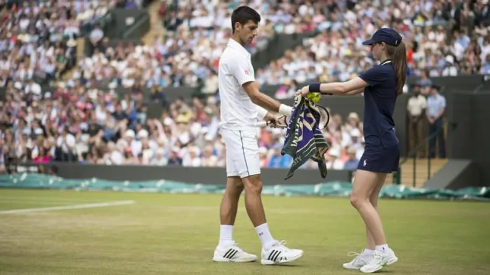 Djokovic estalla contra chica recoge pelotas