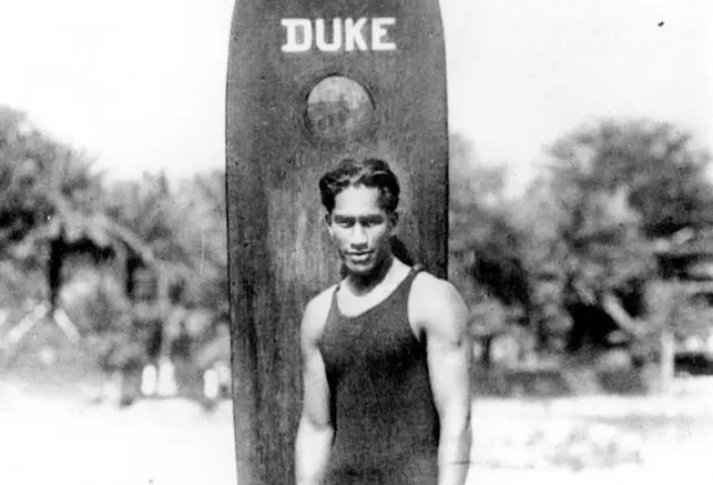 Google homenajea al padre del surf moderno