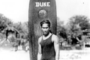 Google homenajea al padre del surf moderno