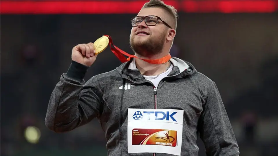 Atleta paga taxi con su medalla de oro