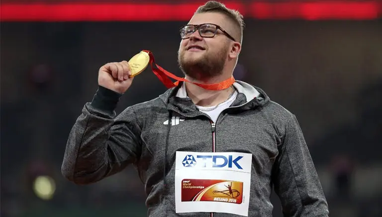 Atleta paga taxi con su medalla de oro