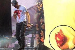 Enrique Iglesias se corta los dedos con un dron