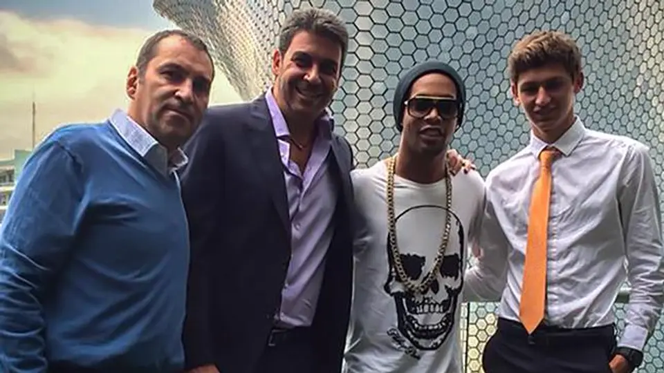 Ronaldinho se pasea por México y visita el Museo Soumaya