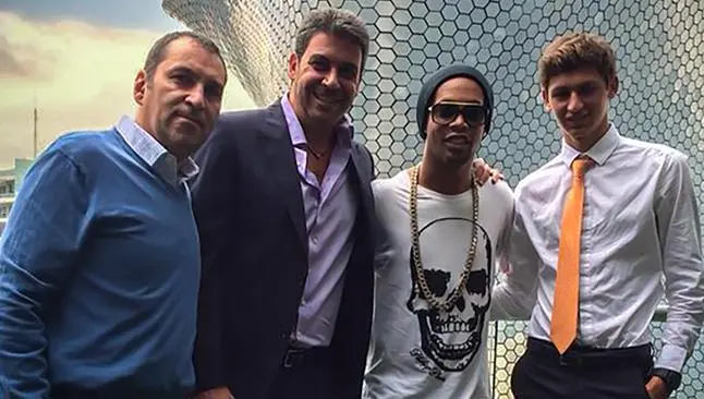 Ronaldinho se pasea por México y visita el Museo Soumaya