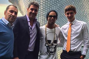 Ronaldinho se pasea por México y visita el Museo Soumaya