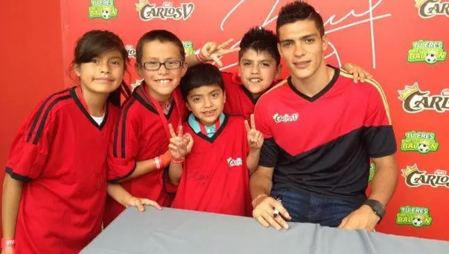 Raúl Jiménez convive con niños en evento