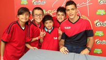 Raúl Jiménez convive con niños en evento