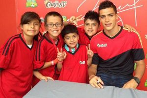 Raúl Jiménez convive con niños en evento