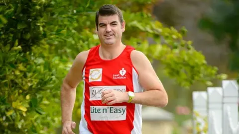 Hombre recorre Australia al estilo Forrest Gump