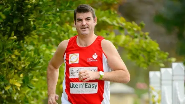 Hombre recorre Australia al estilo Forrest Gump