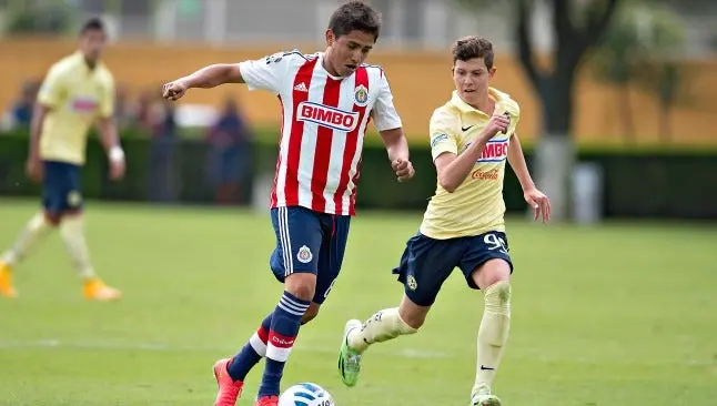 Julio Gómez controla el balón en el Clásico Sub 20 | MEXSPORT