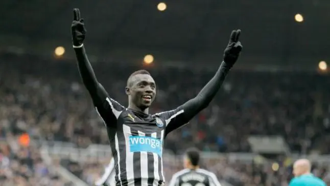 Cissé se casa con otra y su novia se entera por Internet
